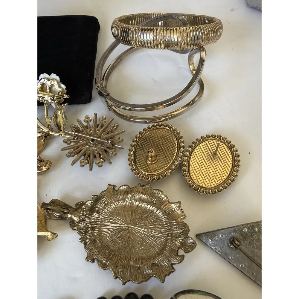Vintage 30 Pc Costume Jewelry Lot‎ Earrings Bracelet Brooches Rhinestone
